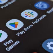 иконки приложений Google Play Store Google тестирует уведомления об удалённых приложениях Android