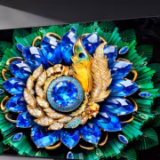 Телевизор TCL A400M с изображением украшения с драгоценными камнями