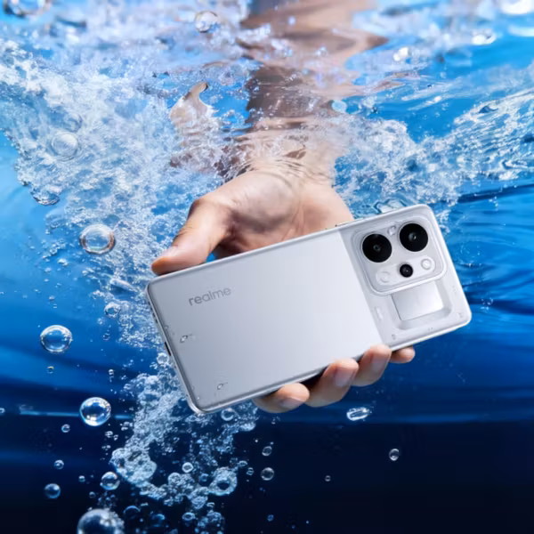 Человек держит смартфон Realme в воде