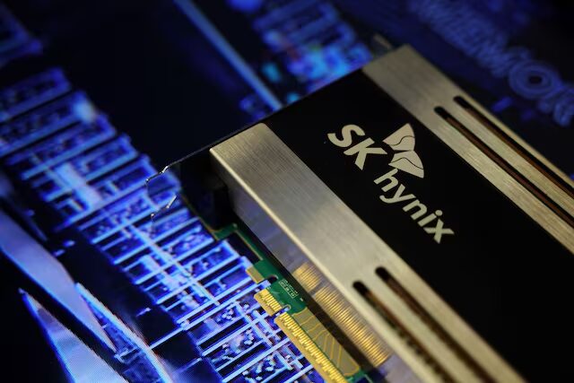 Модуль памяти SK Hynix с подсветкой внутри компьютера