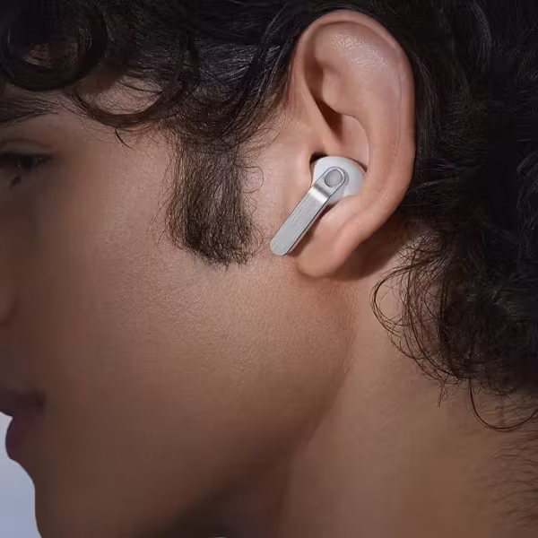 Беспроводные наушники Samsung Galaxy Buds Able в ухе человека