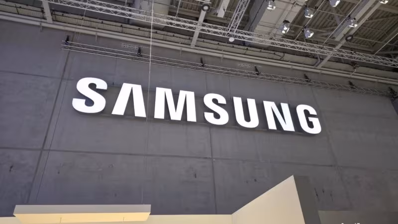 Вывеска Samsung на стене выставочного зала