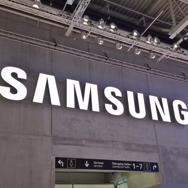 Логотип Samsung на стене на выставке
