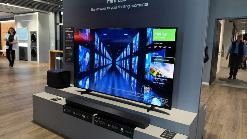 телевизор Samsung с экраном и сабвуфером