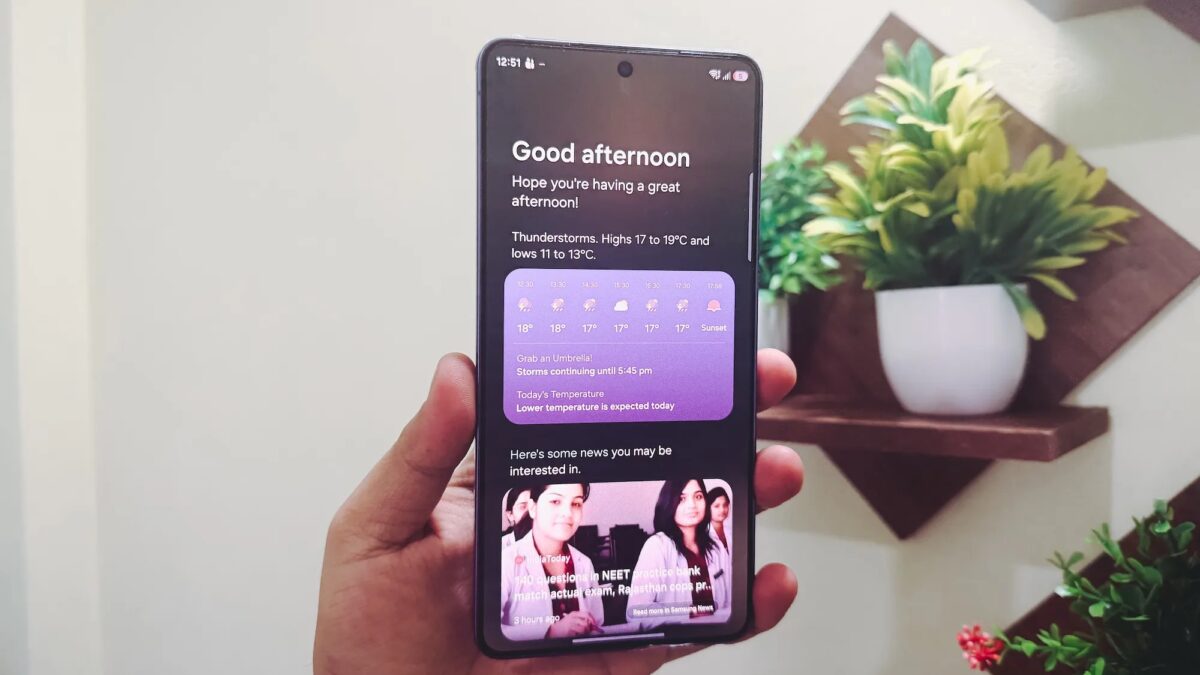 Человек держит смартфон Samsung Galaxy S25 с отображением новостей
