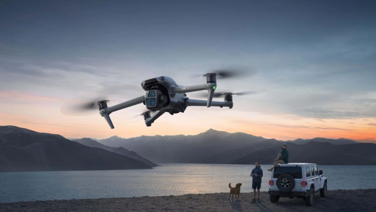 Дрон DJI Air 4 летает над озером с горами на закате