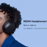 Человек в наушниках Redmi Headphones Neo закрытые наушники