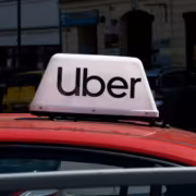 Uber знак такси на крыше автомобиля
