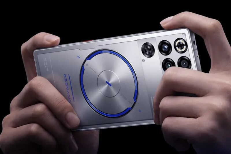 Пользователь держит игровой смартфон RedMagic 11S Pro с дисплеем и камерами