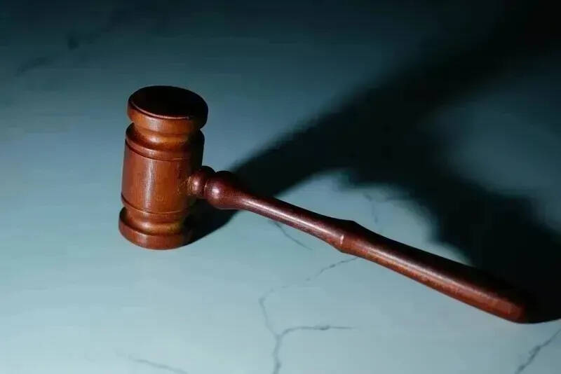 Молоток для суда из дерева в темных тонах мира
