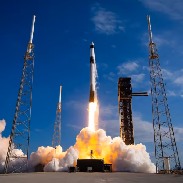Ракета SpaceX Falcon 9 запускается в небо