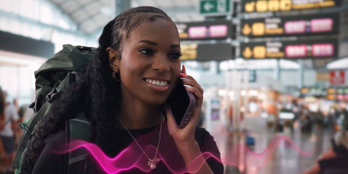 жена с рюкзаком и телефоном в аэропорту T-Mobile сети