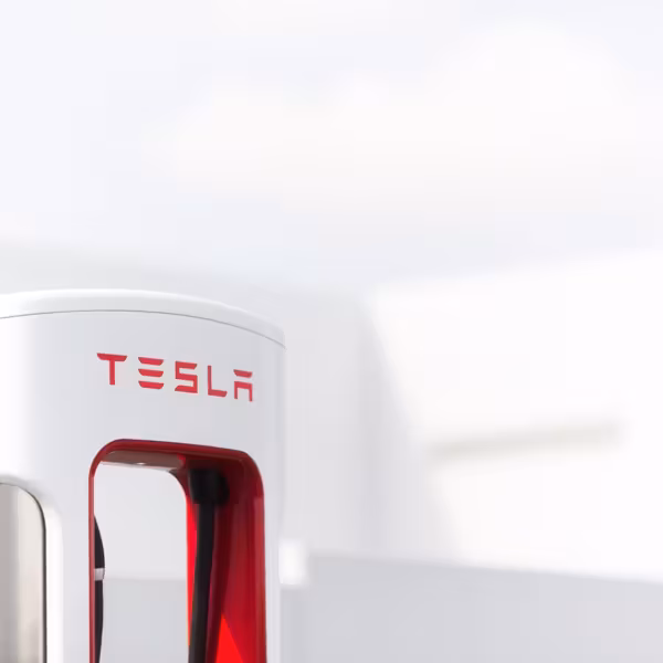 Тесла зарядная станция с кабелем и логотипом Тесла