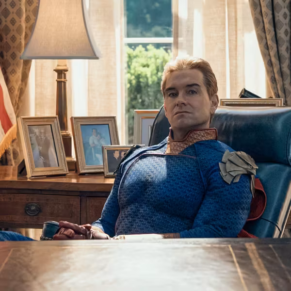 Мужчина в костюме в кабинете сериала Пацаны