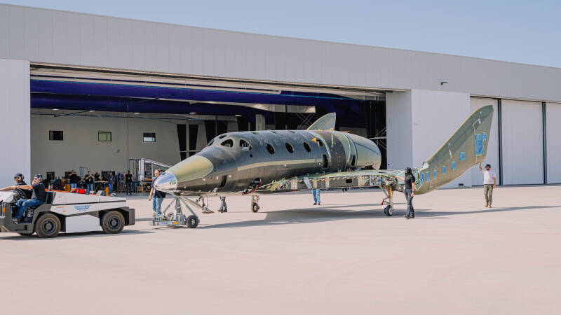 Корабль для туристических полётов Virgin Galactic на аэродроме