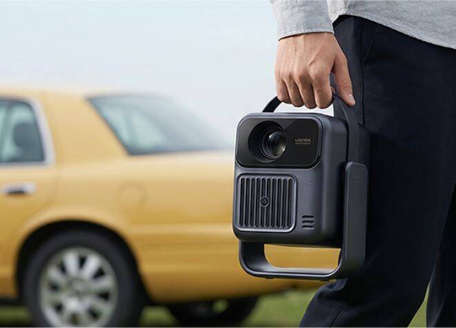 Человек держит портативный проекционный экран Wanbo ToGo Pro и Cube 1