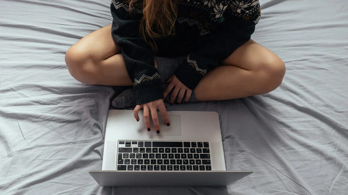 Евросоюз готовит удар по VPN из-за проверок возраста 1 Человек сидит на кровати с ноутбуком Евросоюз VPN