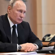 Путин сидит за рабочим столом с ноутбуком Россия вход в тройку по суверенному ИИ