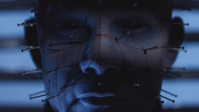 Лицо куклы-манекена с иглами Хеллрейзера из фильма Hellraiser