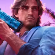 Мужчина с пистолетом на фоне пальм в закате в GTA VI на PS5