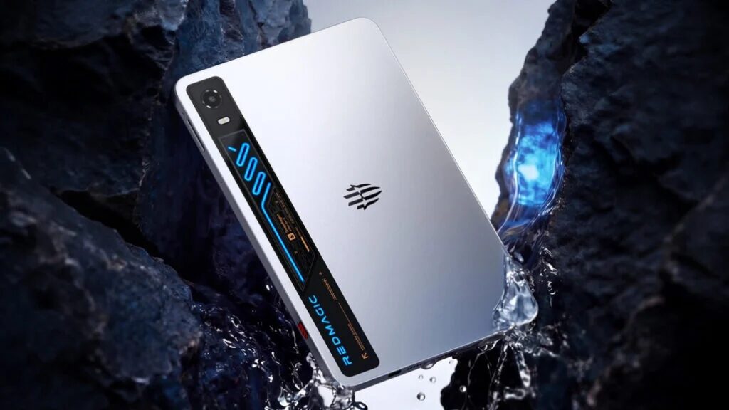 Игровой планшет Red Magic Gaming Tablet 5 Pro мокрый на каменистой поверхности