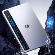 Игровой планшет Red Magic Gaming Tablet 5 Pro мокрый на каменистой поверхности