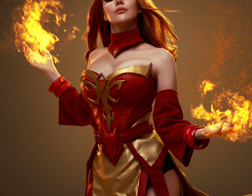 Косплей Crystal Maiden и Lina из Dota 2 с огненными магическими эффектами