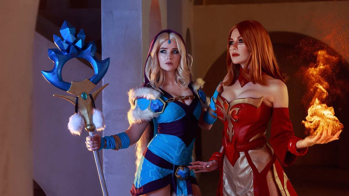Русские модели в костюмах Crystal Maiden и Lina из Dota 2