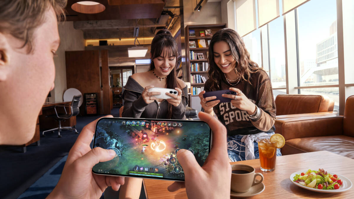 Группа людей в кафе с телефонами OPPO Reno16