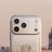 iPhone с золотым гербом и изображением России