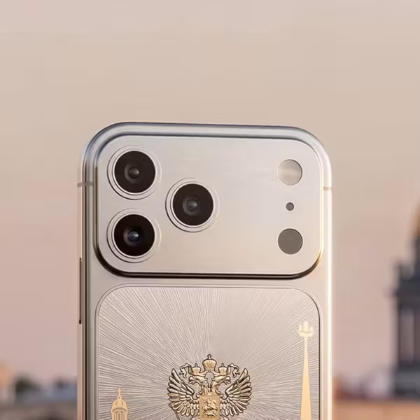 iPhone с золотым гербом и изображением России