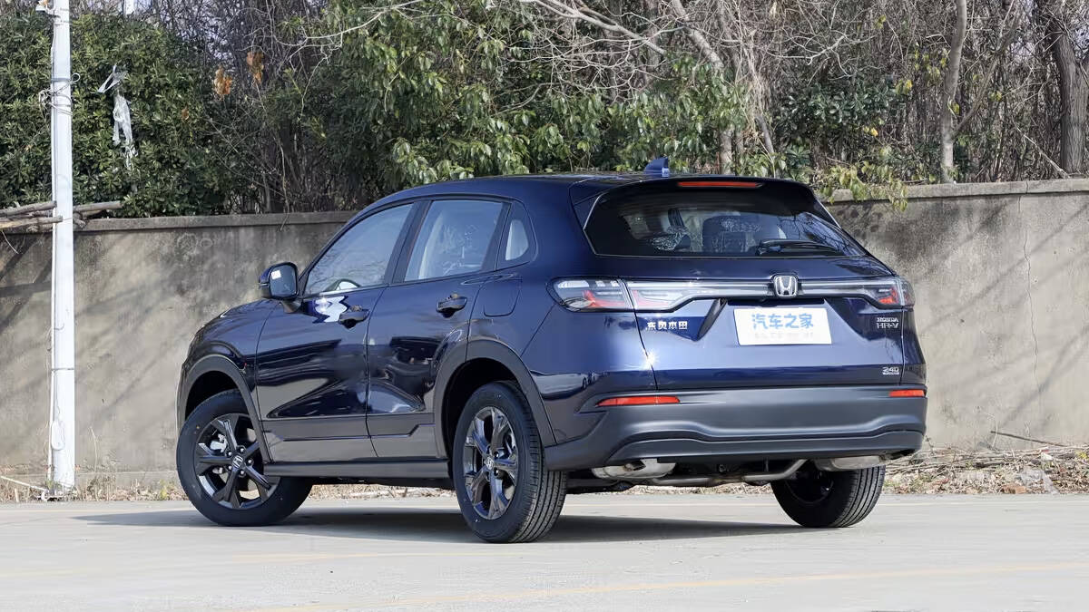 Черный кроссовер Honda HR-V 2026 стоит на улице