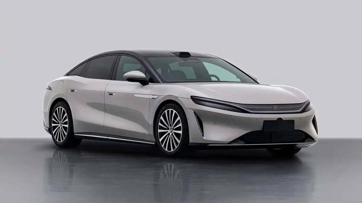 Седан BYD Han с черным потолком и серебристым кузовом