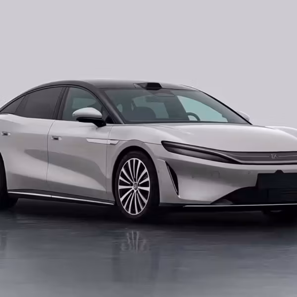 Седан BYD Han с черным потолком и серебристым кузовом