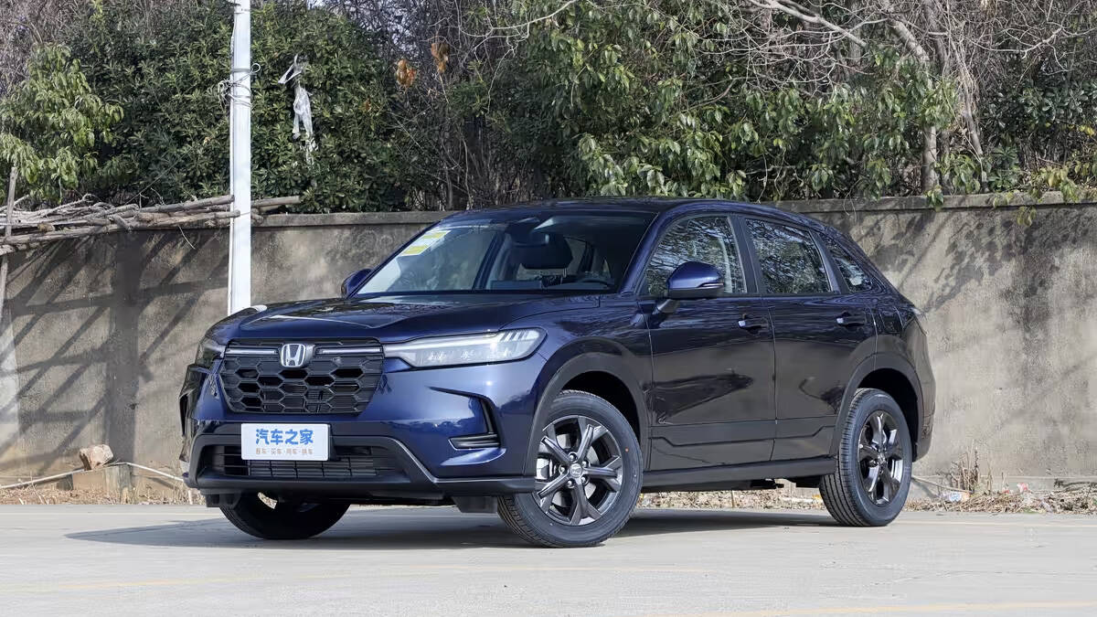 Черный Honda HR-V 2026 в кузове кроссовера на стоянке