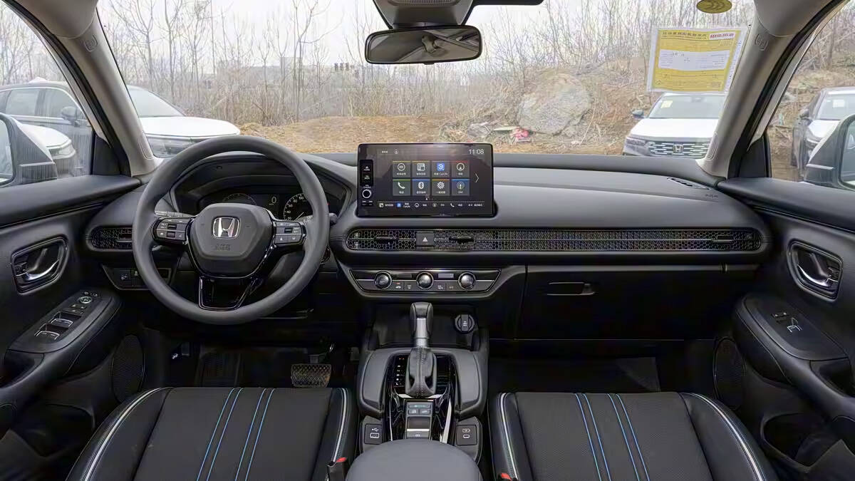 Интерьер кроссовера Honda HR-V 2026 передняя панель