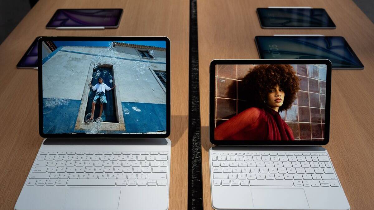 Два планшета Apple iPad с клавиатурой на столе
