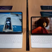 Два планшета Apple iPad с клавиатурой на столе