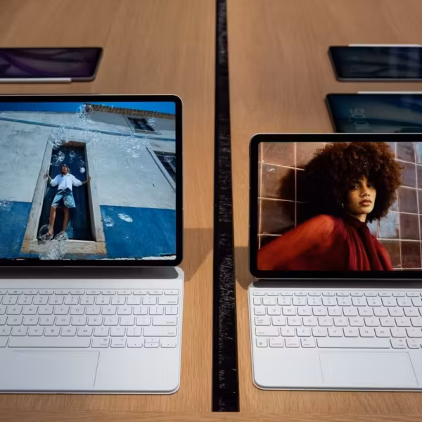 Два планшета Apple iPad с клавиатурой на столе