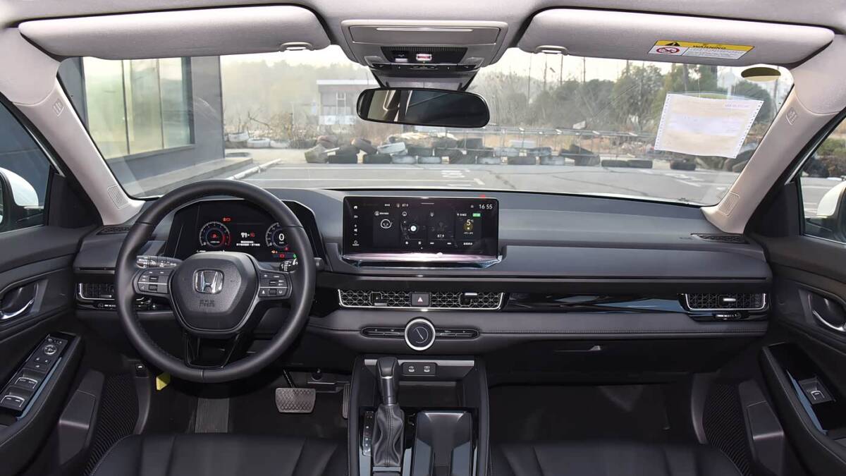 Интерьер седана Honda Inspire 2026 приборная панель мультимедийный экран