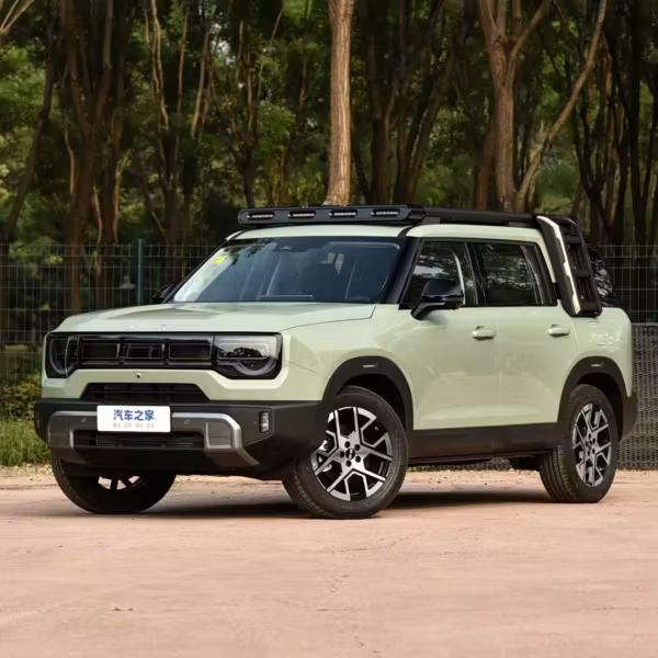 Гибридный внедорожник BAIC BJ30 на проезжей части