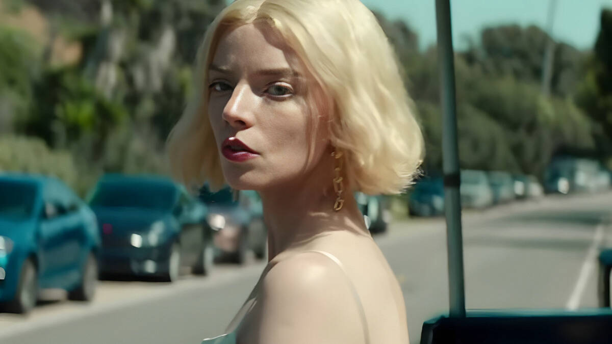 Аня Тейлор-Джой в ролике сериала Лаки на улице