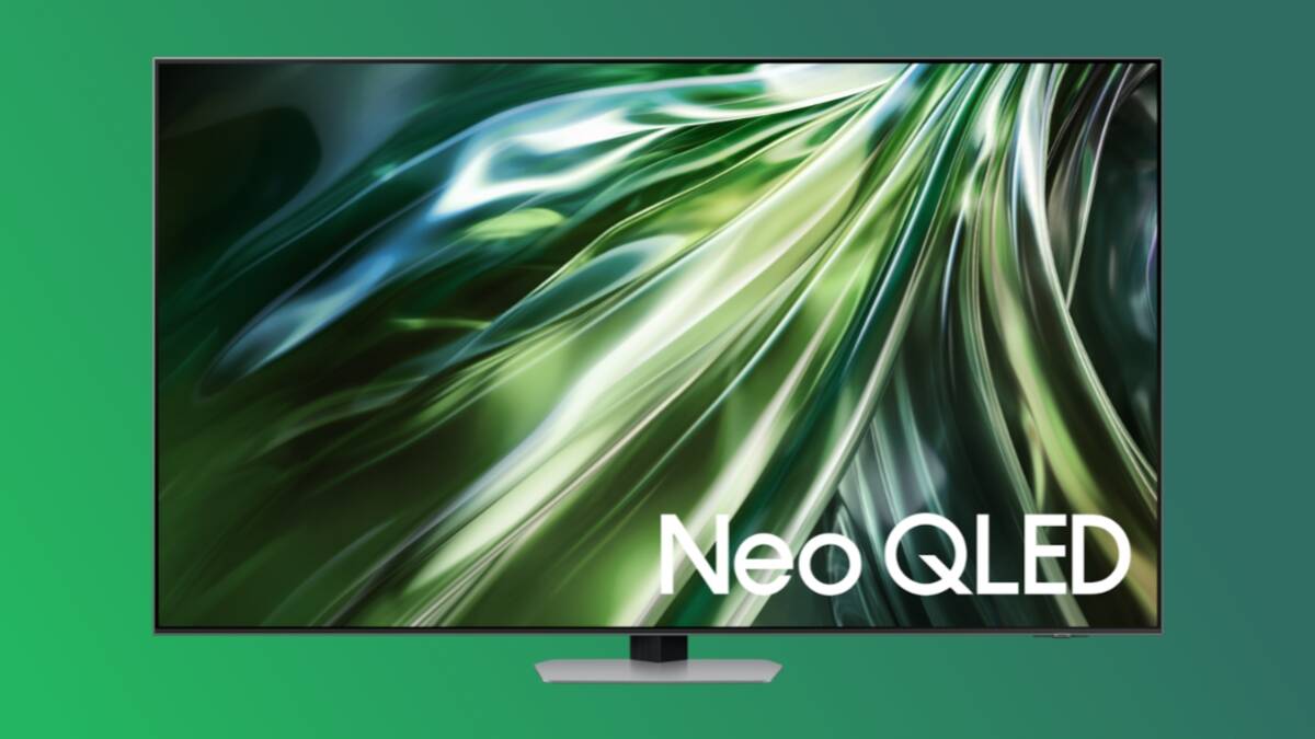 Телевизор Samsung Neo QLED на зеленом фоне