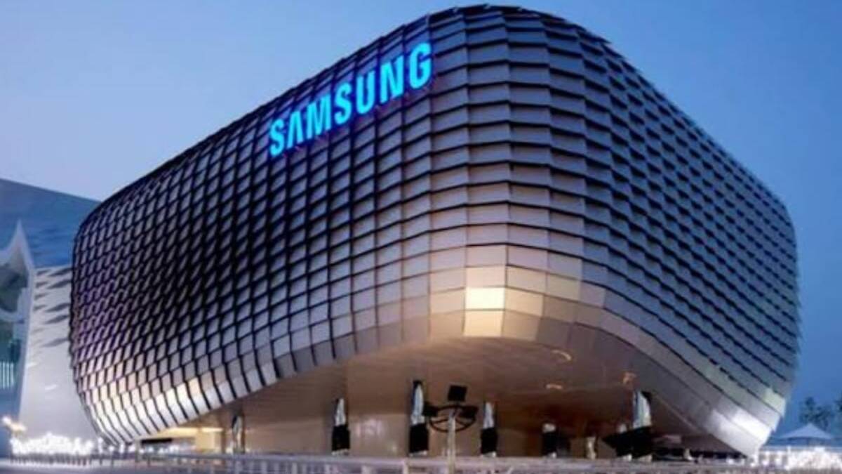 Здание Samsung с яркой подсветкой логотип