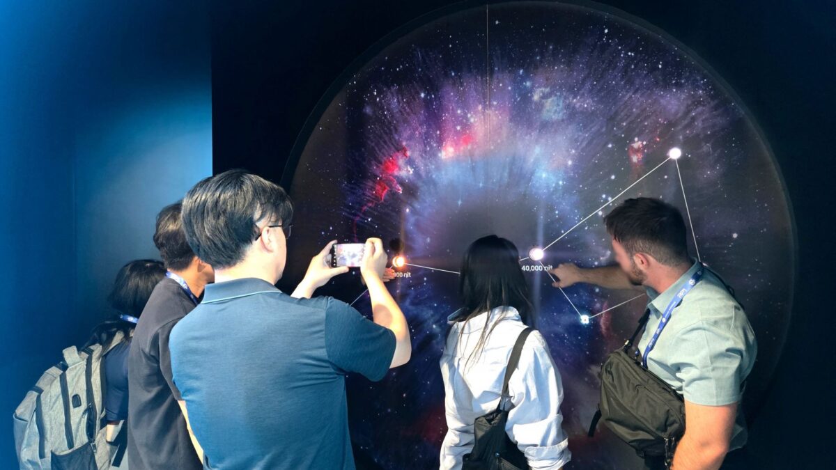 Samsung показала XR-дисплей OLEDoS с яркостью 40 000 нит