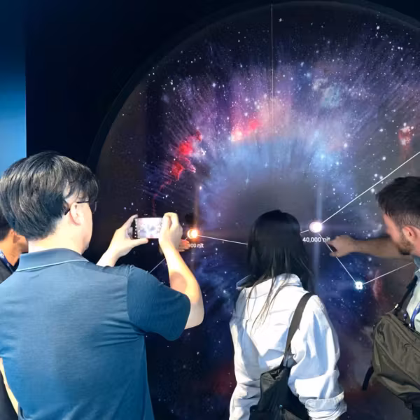 Samsung показала XR-дисплей OLEDoS с яркостью 40 000 нит