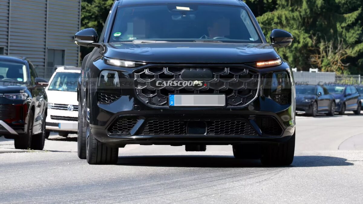 Черный кроссовер Audi Q7 передней частью с решеткой радиатора