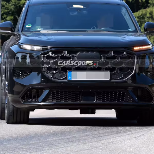 Черный кроссовер Audi Q7 передней частью с решеткой радиатора