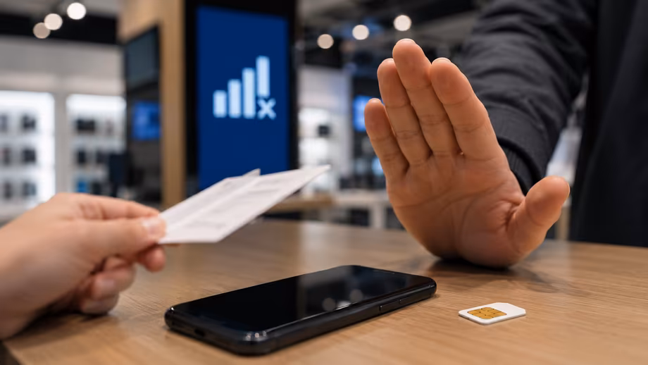 Мужчина показывает запрет руками за мобильный смартфон и SIM-карту