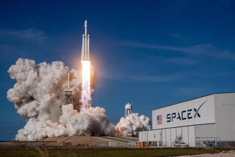 Ракета SpaceX Falcon отправляется в космос с запускной площадки